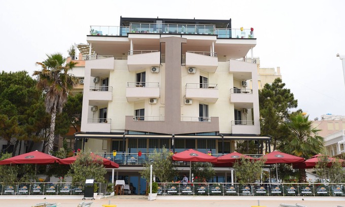 Shkembi i Kavajes House | Vila Oxinn