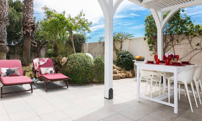 Favignana Villa | Villa dei Colori - red villa
