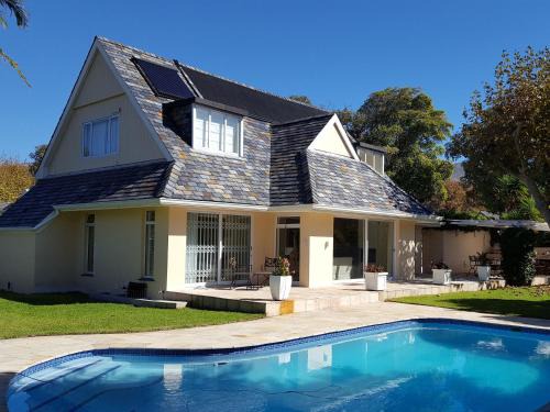 Lakeside Villa | Villa Karibu