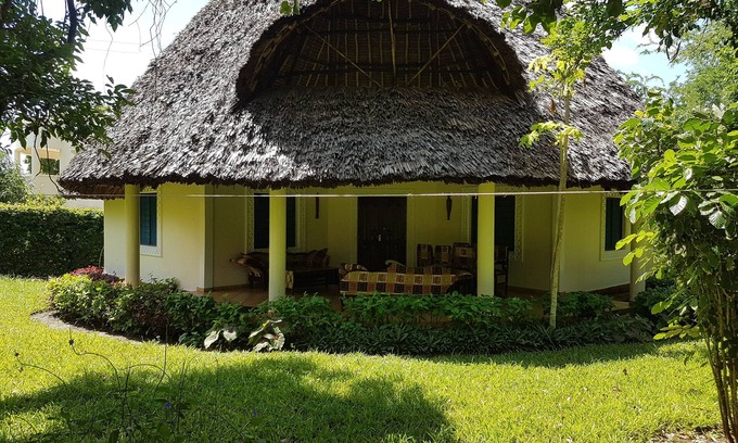 Galu Villa | Villa LeoMar: Exclusive vacation home with pool & garden, 350 m from the beach