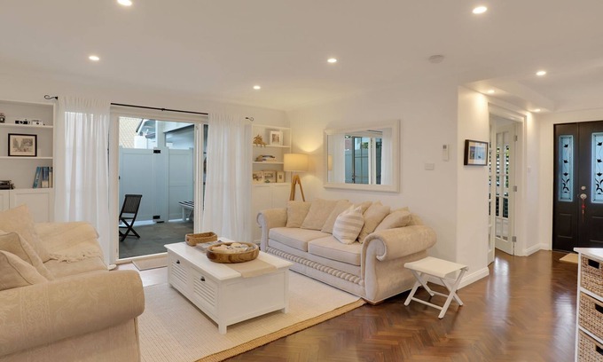 Corlette Villa | Villa Luna- just moments from the coastline, perfect for a couples’ getaway.