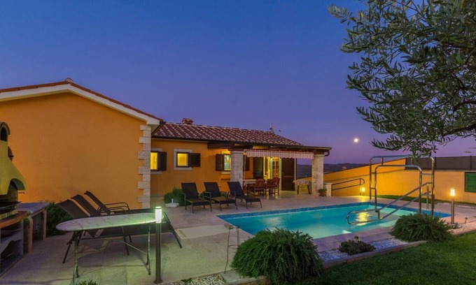 Vizinada Villa | Villa Mirna Vizinada for 8 pax with pool all in green