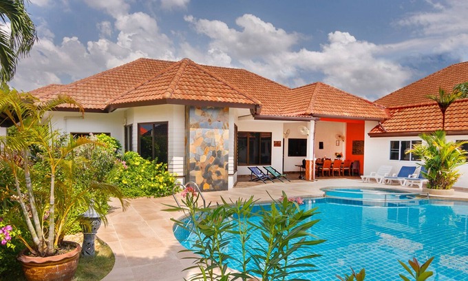 Nong Prue Villa | Villa Pattaya Hill minutes from the Beach/Pattaya/FREE Electricity