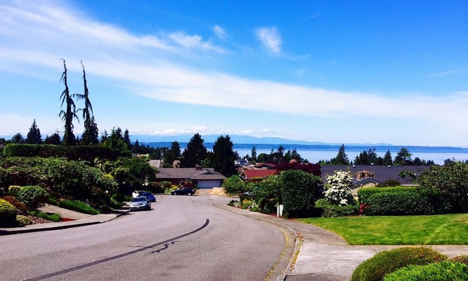 The Bowl of Edmonds Hotel | Villa Rivarola