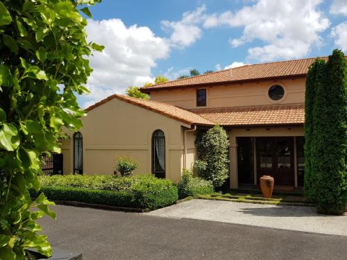 Pukekohe Bed & Breakfast | Villa Te Soro Bed and breakfast