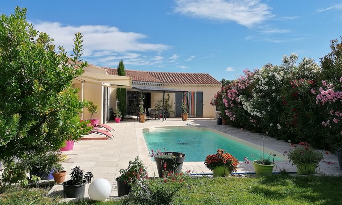 Eyragues House | VILLA WITH SWIMMING POOL NEAR THE VILLAGE CENTER