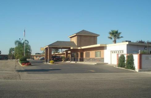 Tulare Hotel | Village Inn
