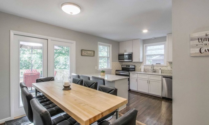 Nashville House | Vintage Charm-Wine cellar/bar room, sleeps 12!