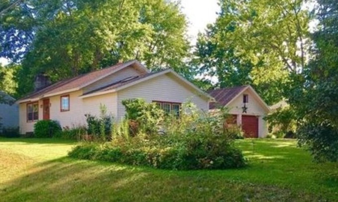Edinboro Cottage | VINTAGE COTTAGE NEAR LAKE EDINBORO