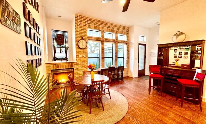 Deep Ellum House | Vintage Modern Luxury-Deep Ellum-Fair Park