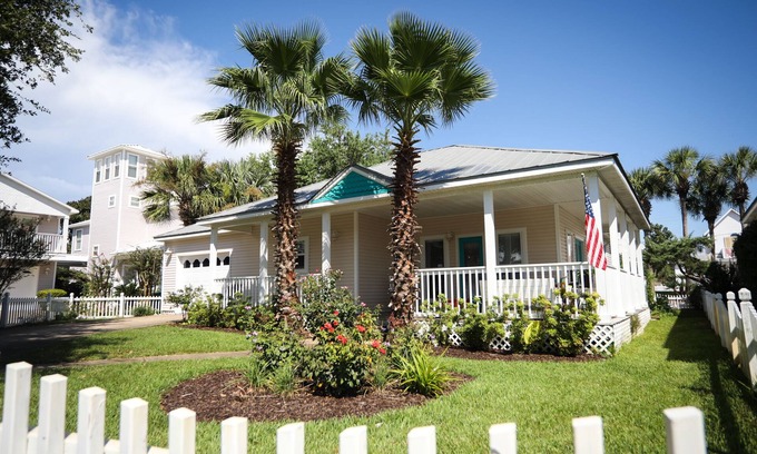 Crystal Shores House | WALK STEPS TO BEACH AND POOL. &GREAT LOCATION! close to activities and shoppin