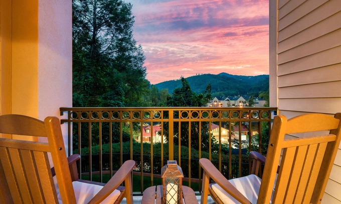 Gatlinburg Condo | Walk to Downtown Gatlinburg! Cozy Condo near Convention Center & Hiking Trails!