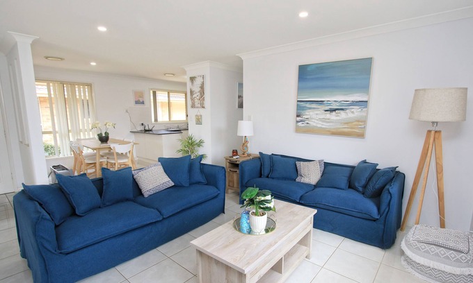 Ettalong Beach House | Walk to Ettalong beach close to shops KING BED