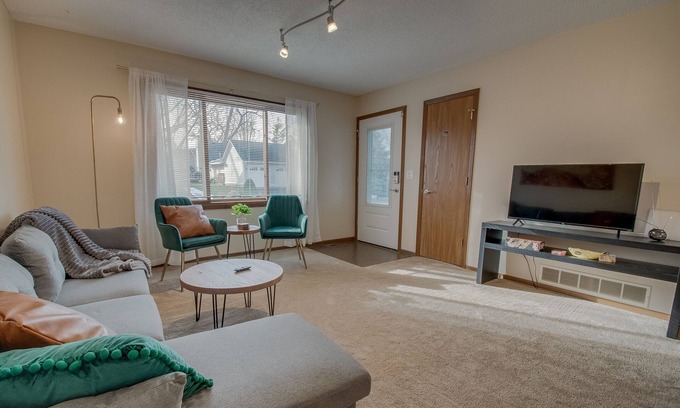 Highland House | Walkable and spacious 5BD/2BTH in Highland Park - Sleeps 12