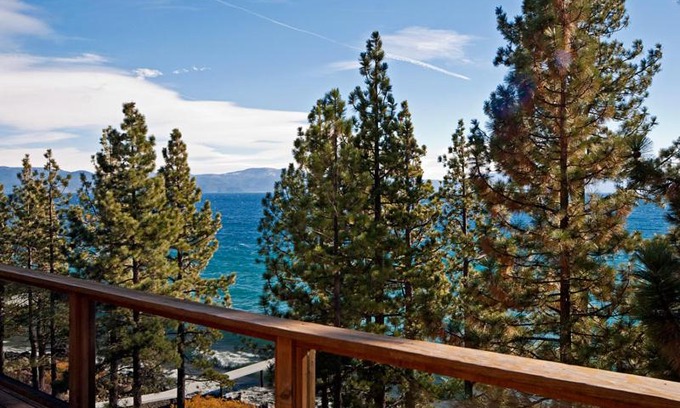 Lake Forest House | Water's Edge Lakefront- Buoy, Private Pier
