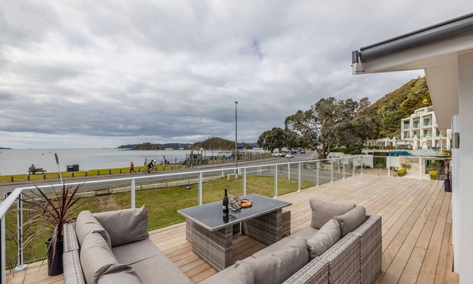 Paihia Cottage | Waterfront Beach House - Paihia Holiday Home