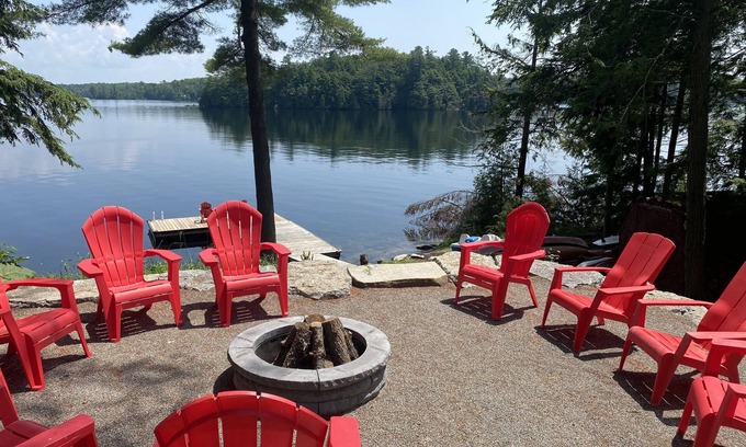 Trent Lakes Cottage | Waterfront cottage nestled between the trees