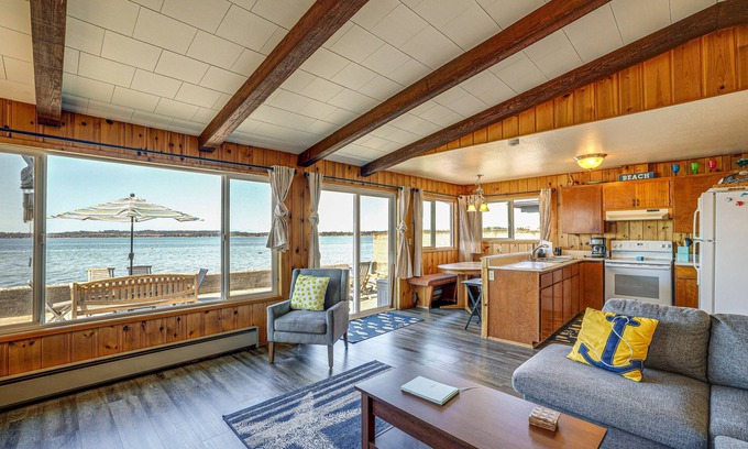 Birch Bay Cottage | Waterfront cottage with bay views, patio, grill & washer/dryer
