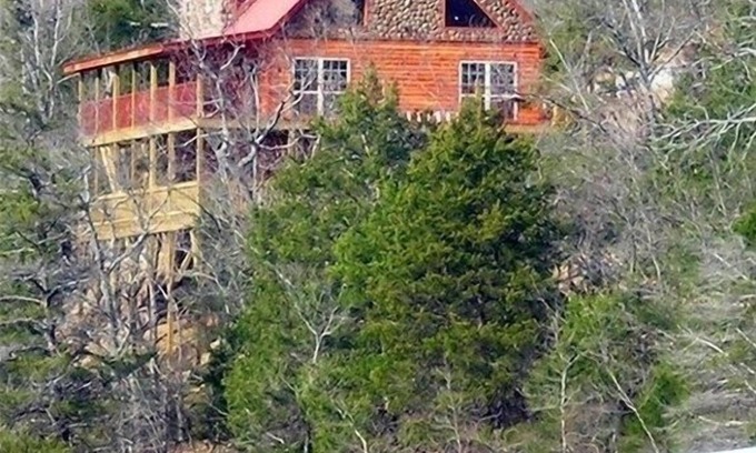 Sylvan Shores Cabin | Waterfront Paradise, Log Cabin on Beaver Lake minutes from Eureka Springs!