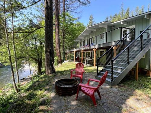 Washougal House | Waterfront Rivers Edge on Washougal River