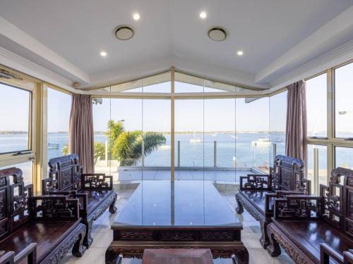 Labrador House | WaterFront Stunning Antique 4Rms 7Beds HolidayHome