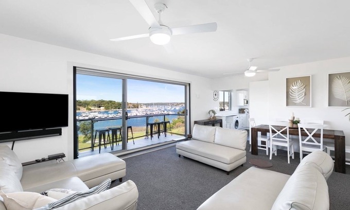 Cronulla Apartment | Waterfront. Stunning views. Close to everything. Awesome work from home location