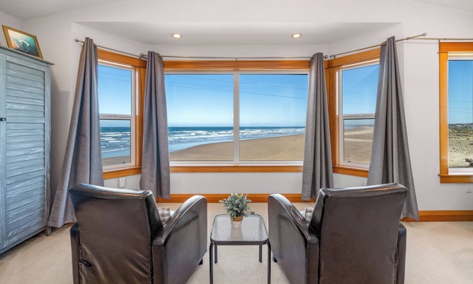 Seaside House | Waves:}Hot-Tub~Ocean/Mt/Golf/Surf Views~Bikes~LgStocked Kitchen~DogOK~CornHole~