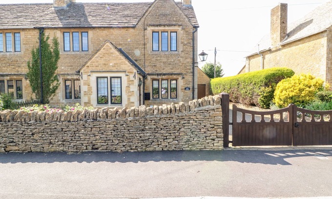 Bourton Cottage | WELL COTTAGE, pet friendly, with open fire in Bourton-On-The-Water