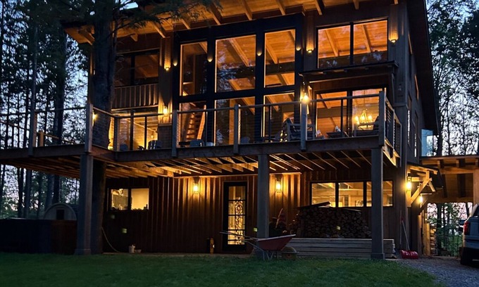 Wentworth House | Wentworth's Glade and Trail Lodge. Ski/Bike chalet for Guests on Alpine Run