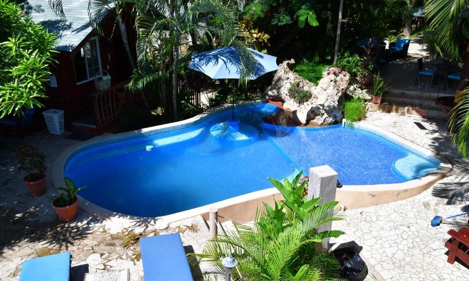 Antoneys Cay Hotel | West Bay Lodge and Spa