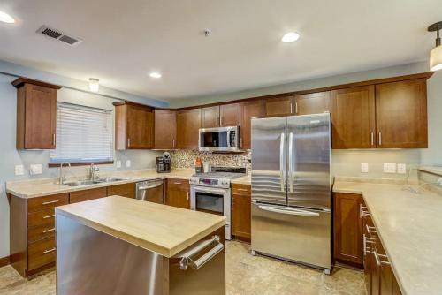Lake Delton House | WFC IV Adults or Families Lakefront View