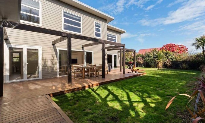 Frankton House | Whakata on McBride | Walking distance to airport & Frankton Beach