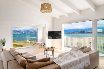 South Bay House | Whale, whale, whale, look what we have here - South Bay, Kaikoura