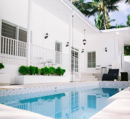 Tagaytay House | White Cottage Amadeo with Pool and Bonfire