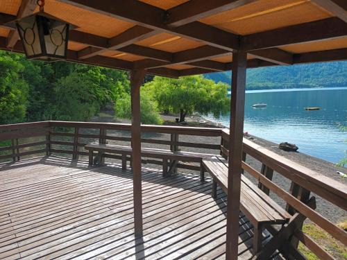 Caburgua House | White Cottage - Cabaña - Acceso directo a playa y cancha de tenis - Direct beach access and tenis court - Huincalafquen