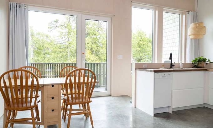 Ucluelet Cottage | White Haus - Cozy rainforest retreat 5 minutes walk to Big Beach and trails.