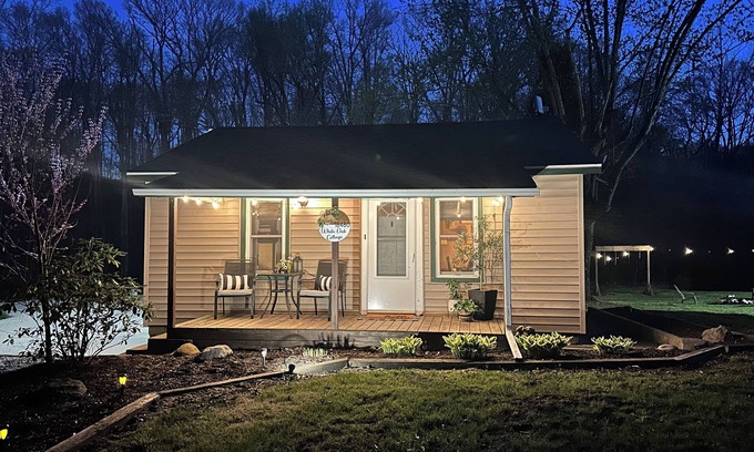 Highland Vermillion County Cottage | White Oak Cottage and Wi-Fi! Celebrate the holidays in our country cottage!