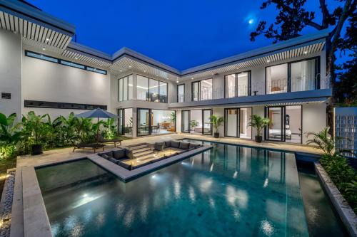 Melayang Villa | White Villa - Exclusive Modern Villa - Grand Living Space - Breathtaking Views
