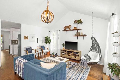 Maplewood Heights House | Wildcat Cottage Enchanting Home Ten Minutes to Downtown