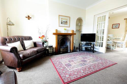 Penrhyn Bay House | WILLOW COTTAGE - Cost 3 Bed Cottage in Penrhyn Bay with Sea Views with Access to Snowdonia