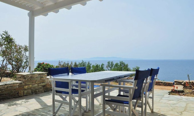 Tinos House | Windmill and houses by the sea / Stavros Bay