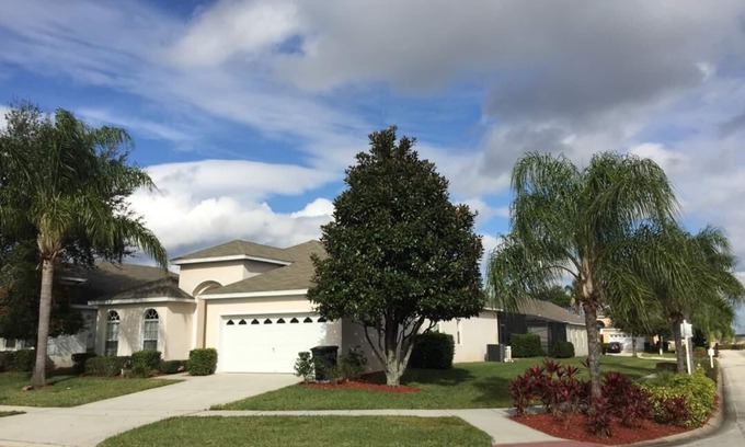 Windsor Palms House | WINDSOR PALMS - IMMACULATE 4/3 POOL HOME NEAR CLUBHOUSE