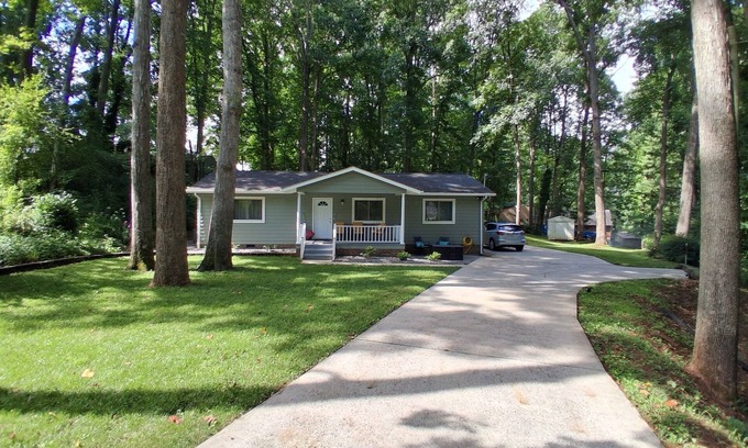 Statesville House | Wooded cul-de-sac bungalow, close to everything!