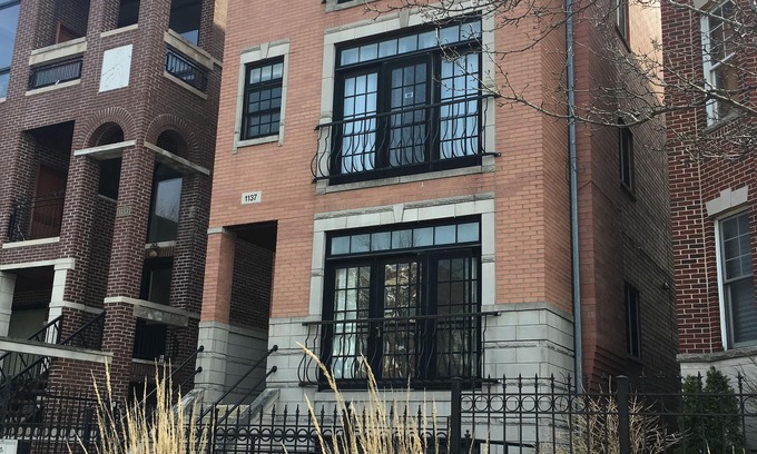 Lakeview Condo | Wrigleyville Condo, Sleeps 10, 1/2 block from Wrigley Field