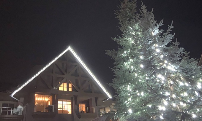 Upper Village Condo | XL Luxury Penthouse! Aspens. Ski-in ski-OUT. 3 beds. Pool. 3hot tubs.BBQ. 2decks