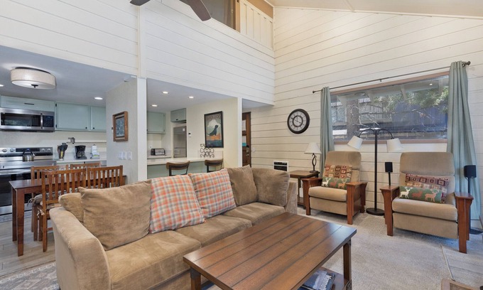 Mammoth Lakes Condo | Year Round Fun! Ski/ High Speed Internet/ Large Screen TV/BBQ/Lakes