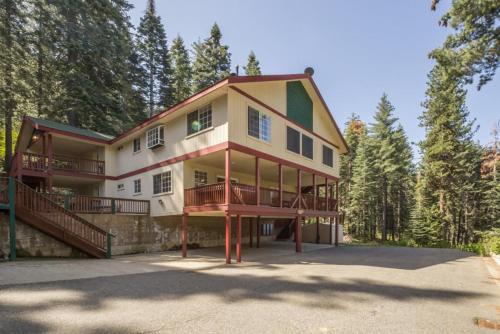 Yosemite West Apartment | YoBee! Park Reservation Included! Heart of Yosemite - Homey Studios and Breakfast