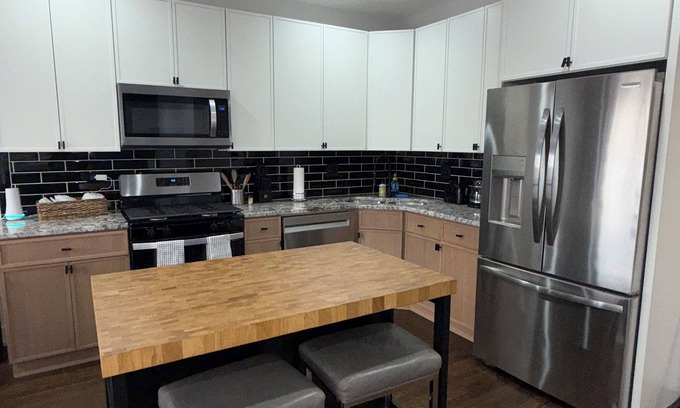 Albany Park Apartment | Your Chicago Home Base – 4BR, 2BA, Sleeps 15, Ideal for Families & Groups!