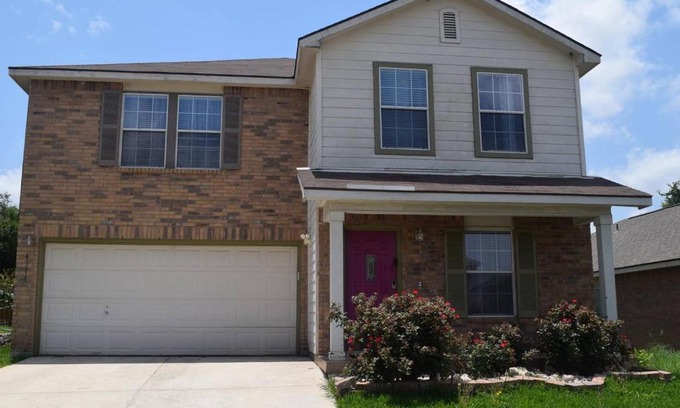 Wetmore House | Your Ideal Getaway Home! Close to UTSA & Six Flags