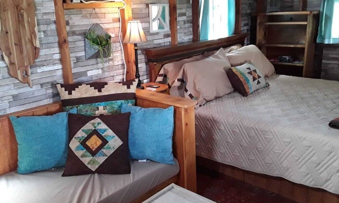 Kerrville Cabin | Zannabella B&B-Glamping- Cedar Grove Cabin - Ingram, TX breakfast included